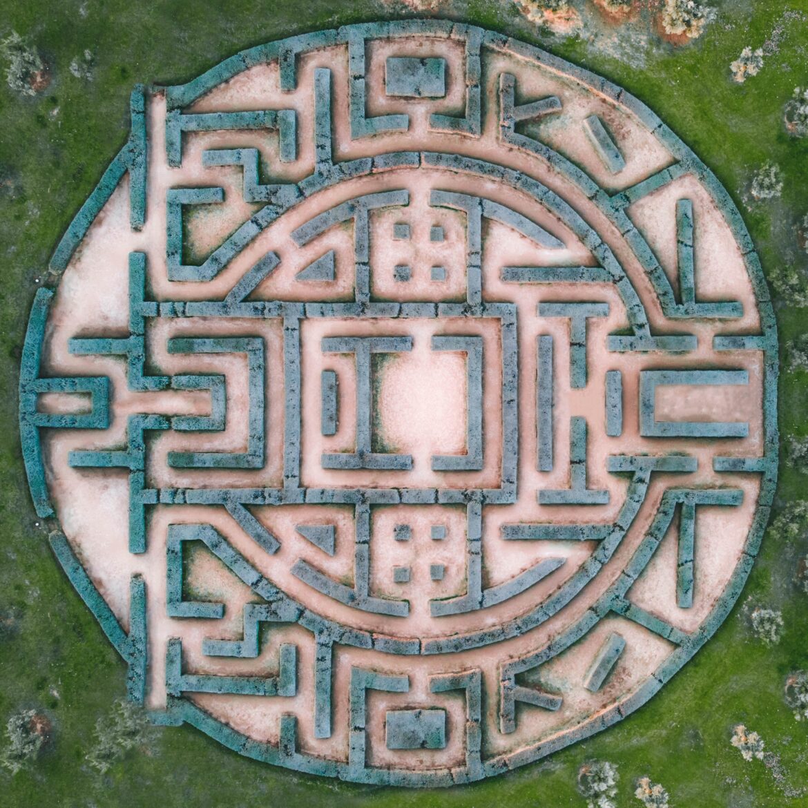 Imagem de mandala/labirinto representando a formação simbólica da consciência